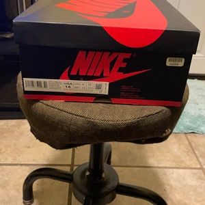 Retro 1 black and metallic gold